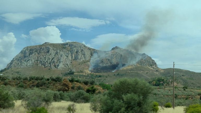 Πυρκαγιά σε χαμηλή βλάστηση στην Αρχαία Κόρινθο